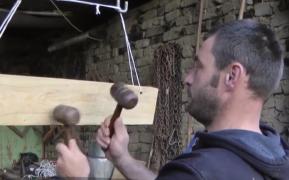 În Postul Paştelui, la biserici, în mănăstiri şi la ţară, există o tradiţie care se respectă cu sfinţenie: bătutul toacei!