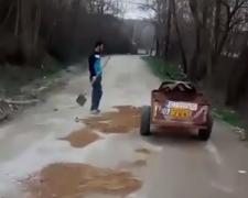 Sătul ca drumul din sat să fie plin de cratere, un localnic dintr-un sat din Gorj a asfaltat singur drumul cu pământ