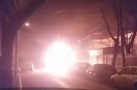 Piromanul care a incendiat opt maşini, într-o singură oră, pe trei străzi din Bucureşti poate ataca din nou