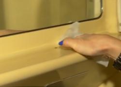 Ministerul Transporturilor visează vagoane curate ca lacrima, dar în realitate te iei cu mâinile de cap dacă mergi cu trenul