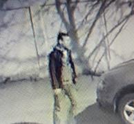 Prima imagine cu piromanul care a incendiat opt maşini în Capitală!