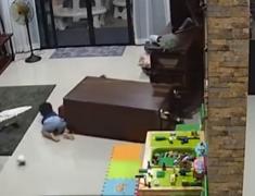 Scene șocante în Australia! Un copil a fost la un pas să fie strivit de un dulap