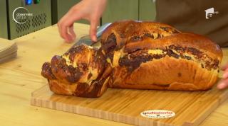 Cozonacul clasic primește un "update". Cu ciocolată italienească din abundenţă şi alune