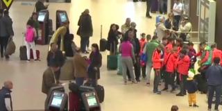 Drumul spre vacanță, pe calea aerului. Cei care au ales un city break de Paşte vor sta, cel mai probabil, la cozi