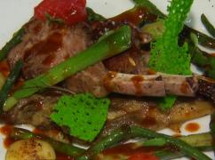 Anca Lungu şi chef Nicolae Tand au pregătit pentru Paşte o gustoasă friptură de miel cu sparanghel, praz şi fasole verde