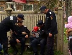Dănuţ, băiatul care a stat nouă ore într-un puţ, vizitat de pompierii salvatori