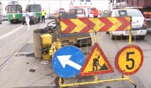 Accident între 'grei' pe un pod din Iaşi. Trei răniţi, după ce un tramvai a rupt în două un utilaj de asfaltat