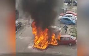 Maşini în flăcări la Bacău. Şofer la un pas să sară în aer, când a vrut să-şi salveze automobilul din calea focului