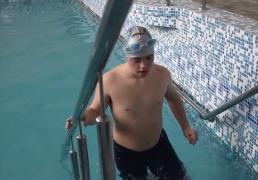 Un copil cu sindrom Down, discriminat în România, a obţinut o medalie la Campionatul European de înot, la Paris