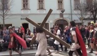 Patimile lui Iisus au fost aduse la viaţă, în Cluj, cu ajutorul unei echipe de actori