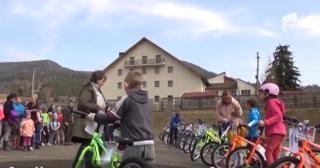 Biciclete cadou pentru copacii plantaţi de zeci de copii din Bistriţa