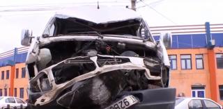 Ipoteză şocantă în cazul tragediei de la Viişoara! Roata microbuzului cu muncitori s-ar fi desprins în mers