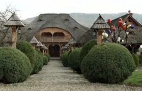 Paşte în inima tradiţiei. Copac împodobit cu oale de lut, în Maramureş