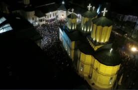 Cea mai sfântă noapte a creştinilor ortodocşi. Lumina Învierii a ajuns cu întârziere la Constanţa