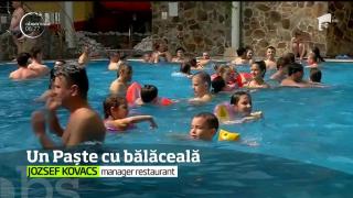 Mii de turişti au preferat să se bălăcească de Paşte