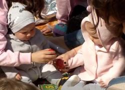 Distracţie la iarbă verde, de Paşte. Turiştii au luat cu asalt Valea Cerbului din Buşteni