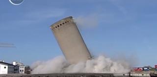 Demolare cu final neașteptat în Danermarca. Turn de peste 50 de metri prăbuşit peste o bibliotecă