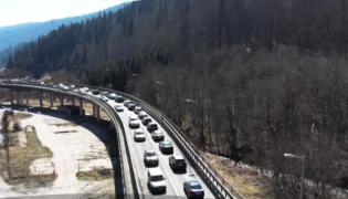 Şosele luate cu asalt de românii care se întorc acasă după Paşte. Cozi de zeci de kilometri pe Valea Prahovei