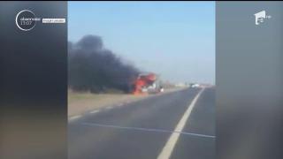 Video dramatic: dubă cu 6 oameni, cuprinsă de flăcări pe o şosea din Galaţi