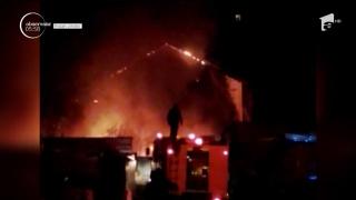 Incendiu violent în Bucureşti. O vilă a luat foc de la câteva deşeuri aprinse