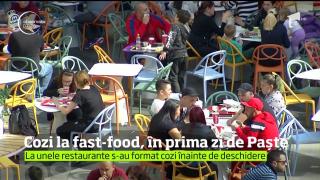 Sute de oameni au renunţat la mesele festive de Paşte şi au ieşit să sărbătorească în mall