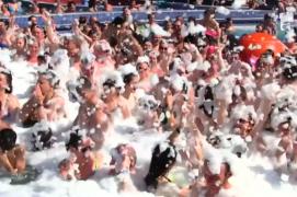 Atmosferă incendiară la piscina de la Băile Felix! Turiştii au dansat fără oprire într-o mare de spumă