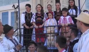 În a doua zi de Paște, tinerii din comuna bistrițeană Livezi vizitează fetele bune de măritat