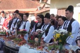 Obiceiuri unice în a doua zi de Paște, în Alba. Cadoul primit de tinerii căsătoriţi