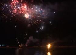 Spectacol incendiar pe apă de Paşte, în portul grecesc Ermioni. Tradiţia e respectată aici de 25 de ani