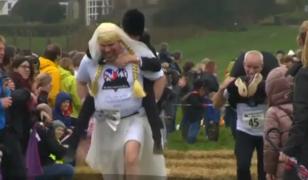 Campionat de cărat soția în spate, în Marea Britanie! 40 de cupluri şi-au testat cât de 'puternică' e relaţia lor