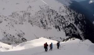 Ultimele informaţii despre turiştii dispăruţi în Munţii Făgăraş. Încă o victimă a fost reperată din elicopterul MAI