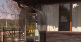 Tonomat cu lumânări, la o biserică din Prahova! Automatul aflat la intrarea în cimitir nu dă rest