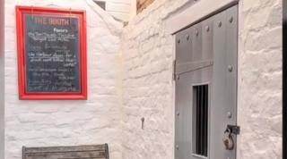 Un hotel din Marea Britanie oferă posibilitatea unei nopți petrecute într-o celulă!