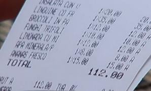 Patronii vor bacşişul pe nota de plată. Angajaţii lor sunt împotrivă