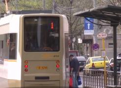 Imagini şocante în Capitală, unde o fetiţă de 7 ani alerga pe şine după tramvai. Primăria a cerut ca vatmanul să fie dat afară