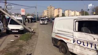 Accident la ieşirea din Turnu Severin. Laboratorul criminalistic mobil al Poliţiei Mehedinţi a lovit o maşină
