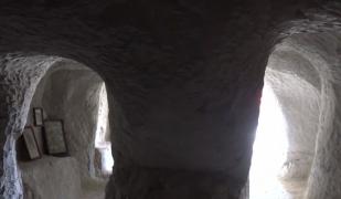 Un bărbat din Prahova a reuşit să îşi facă o casă... din piatră seacă!