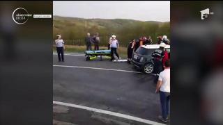 Grav accident între Reşiţa şi Caransebeş. O maşină a intrat sub un TIR, după o depăşire periculoasă