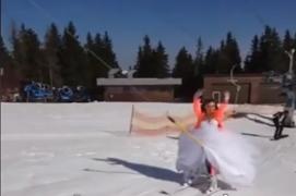 Mireasa cu schiuri surprinsă pe Transalpina