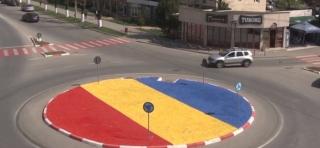 Sensul giratoriu din cea mai importantă intersecţie a oraşului Hunedoara, decorat în culorile tricolorului