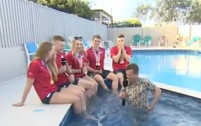 Meseria de jurnalist, plină de peripeţii! Un reporter a căzut în piscină, în timpul unei transmisii în direct