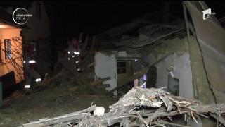 Explozie puternică, la o casă din Roman! O femeie de 84 de ani a fost prinsă sub dărâmături