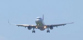 Alertă într-un avion plin cu români. Un pasager a încercat să deschidă uşile de urgenţă, în aer