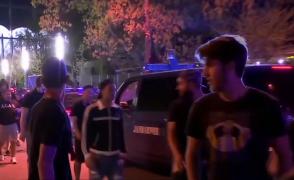 Violențe la meciul CSA Steaua - Rapid. Galeriile s-au bătut cu scaune şi au aruncat cu petarde şi fumigene