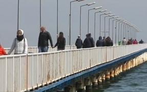 Vreme rece la malul mării! În ciuda temperaturilor însă, turiştii au dat o fugă în Constanţa, dar şi în staţiuni