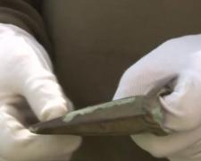 Descoperire istorică la Băicoi. Un pasionat de arheologie a găsit un topor vechi de peste trei mii de ani