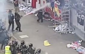 Derby-ul Steaua-Rapid s-a transformat într-o bătălie generală. Femei şi copii au căzut la mijloc în lupta dintre jandarmi şi ultraşi