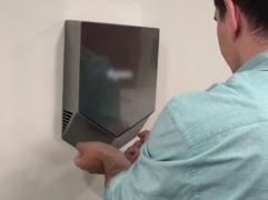 În loc să ne protejeze sănătatea, uscătoarele de mâini ne pot îmbolnăvi