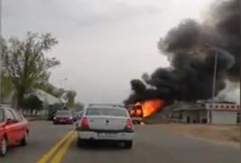 Imagini de groază filmate în apropierea Capitalei. Un microbuz a luat foc, în mers