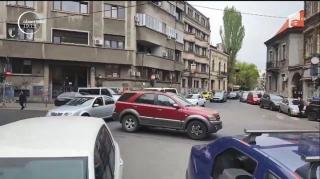 Imagini incredibile. O şoferiţă şi-a lăsat maşina în intersecţie şi a luat-o la fugă, pentru că avea o programare
